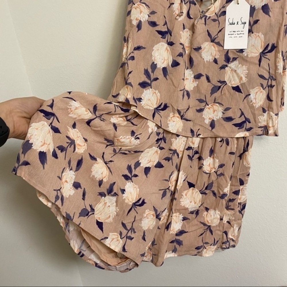 NWT Sadie & Sage floral sleeveless romper - Picture 4 of 8